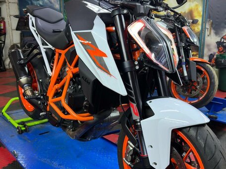2017 KTM 1290 Super Duke R, белый, 950000 рублей, вид 1