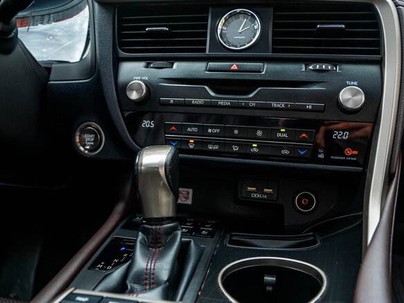 2019 Lexus RX 300 IV Рестайлинг, белый, 4450000 рублей - вид 15