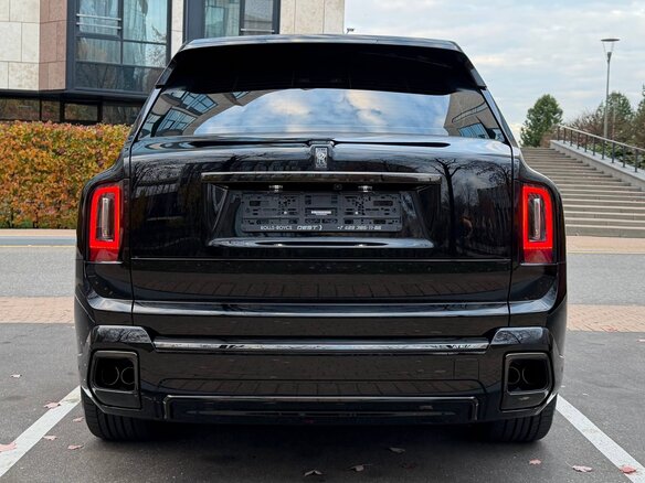 2026 Rolls-Royce Cullinan Black Badge I Рестайлинг (Series II), чёрный, 59850000 рублей - вид 3