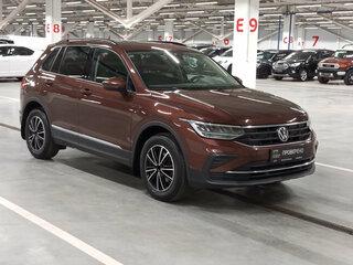 2021 Volkswagen Tiguan II Рестайлинг, коричневый, 2400000 рублей, вид 3