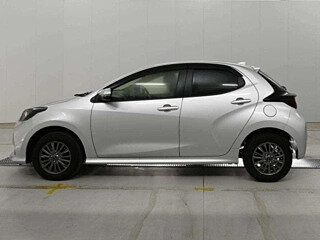 2022 Toyota Yaris IV, серебристый, 1088000 рублей, вид 4