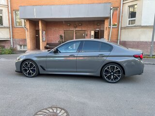 2021 BMW 5 серии 540i xDrive VII (G30/G31/G38) Рестайлинг, серый, 6000000 рублей, вид 3