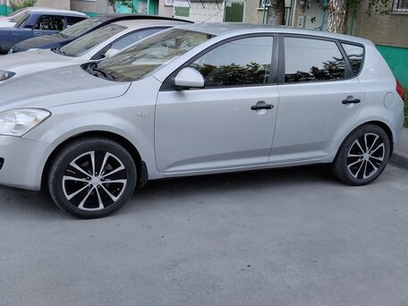 2009 Kia Ceed I, серебристый, 550000 рублей, вид 2