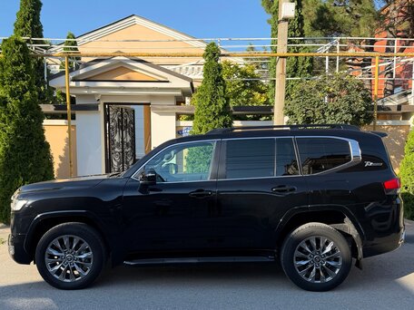 2021 Toyota Land Cruiser 300 Series, чёрный, 9000000 рублей, вид 3