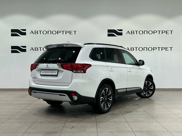 2022 Mitsubishi Outlander III Рестайлинг 3, белый, 2369000 рублей - вид 4