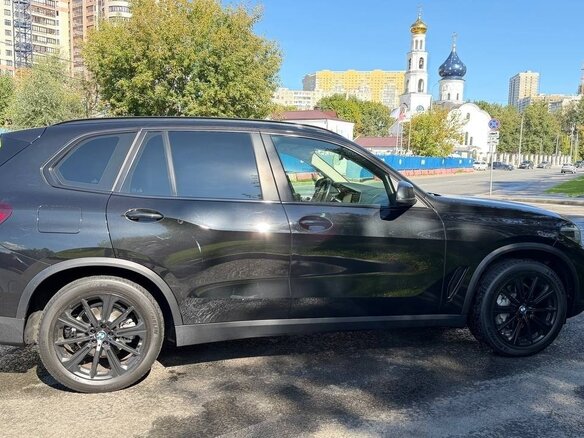 2020 BMW X5 25d IV (G05/G18), чёрный, 4800000 рублей - вид 1