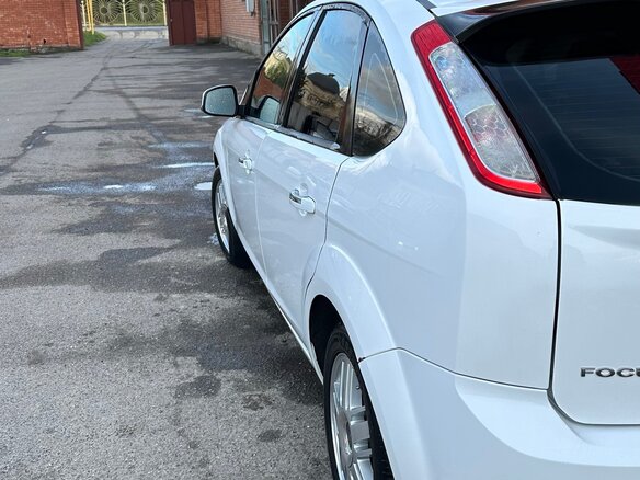 2009 Ford Focus II Рестайлинг, белый, 790000 рублей - вид 3