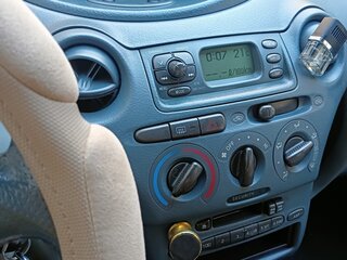 2001 Toyota Yaris I, серебристый, 200000 рублей, вид 3