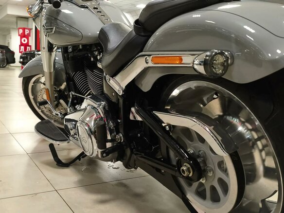 2024 Harley-Davidson Fat Boy, серебристый, 2990000 рублей - вид 11