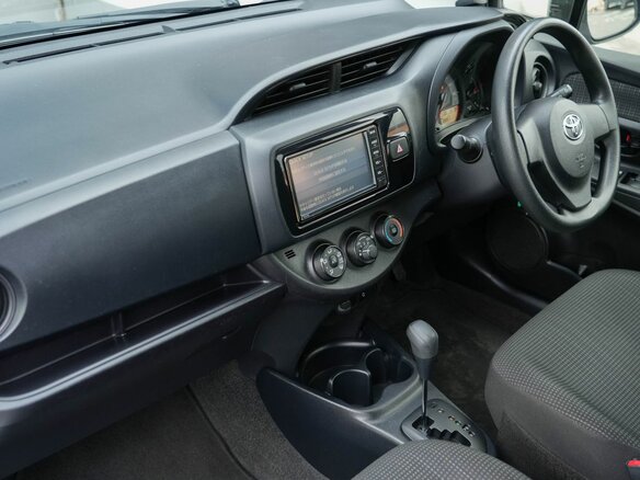 2019 Toyota Vitz III (XP130) Рестайлинг 2, серый, 1050000 рублей - вид 15