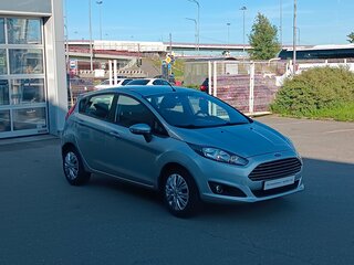 2016 Ford Fiesta Mk6 Рестайлинг, серебристый, 840000 рублей, вид 3