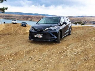 2021 Toyota Sienna IV, чёрный, 2900000 рублей, вид 3