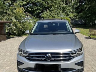 2022 Volkswagen Tiguan II Рестайлинг, серебристый, 5300000 рублей, вид 1