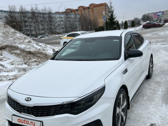 2019 Kia Optima IV Рестайлинг, белый, 1750000 рублей - вид 2