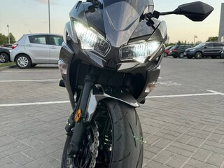 2021 Kawasaki Ninja 650, серый, 679239 рублей, вид 1