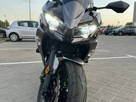 2021 Kawasaki Ninja 650, серый, 679239 рублей, вид 1