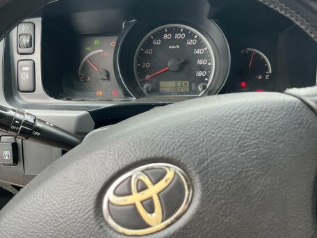 2010 Toyota HiAce, серебристый, 2350000 рублей, вид 3