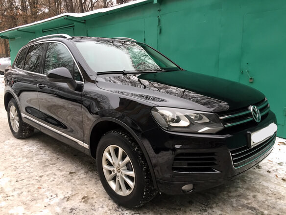 2014 Volkswagen Touareg II, чёрный - вид 2