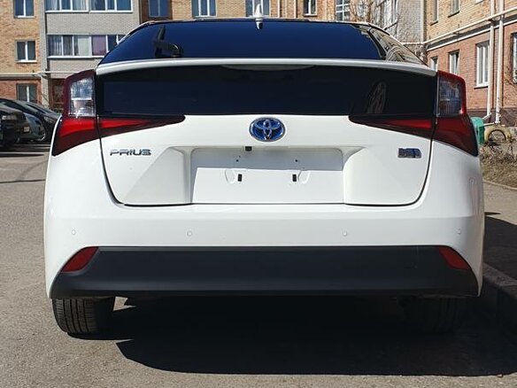 2019 Toyota Prius IV Рестайлинг (XW50), белый, 2150000 рублей - вид 2