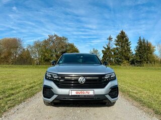 2019 Volkswagen Touareg III, серебристый, 7500000 рублей, вид 1