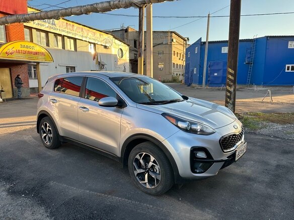 2020 Kia Sportage IV Рестайлинг, серебристый, 2550000 рублей - вид 1