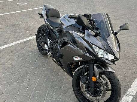 2021 Kawasaki Ninja 650, серый, 679239 рублей, вид 2