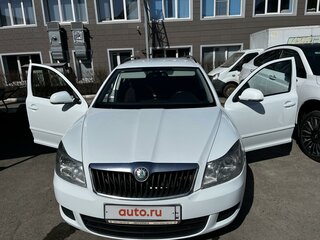 2012 Skoda Octavia II (A5) Рестайлинг, белый, 700000 рублей, вид 3