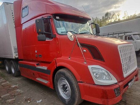 2003 Volvo VNL, красный, 1300000 рублей, вид 2