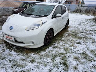 2013 Nissan Leaf (EM57) I (ZE0/AZE0), белый, 800000 рублей, вид 4
