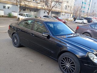 2004 Mercedes-Benz E-Класс 200 III (W211, S211), чёрный, 1050000 рублей, вид 2
