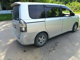2009 Toyota Voxy II (R70), серебристый, 1150000 рублей, вид 2