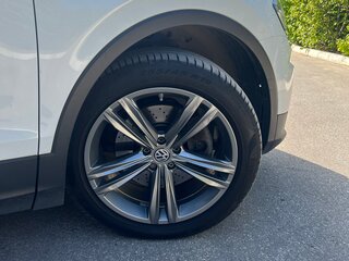 2017 Volkswagen Tiguan II, белый, 2350000 рублей, вид 3