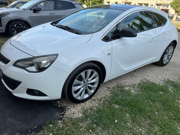 2013 Opel Astra GTC J Рестайлинг, белый, 1120000 рублей - вид 1