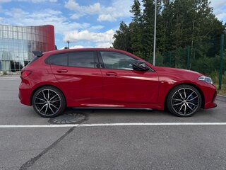2022 BMW 1 серии M135i xDrive III (F40), красный, 4500000 рублей, вид 1