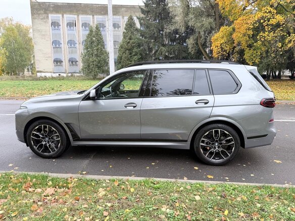 2024 BMW X7 40i I (G07) Рестайлинг, серый, 7000000 рублей - вид 6