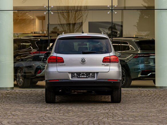 2016 Volkswagen Tiguan I Рестайлинг, серебристый, 1595000 рублей - вид 4