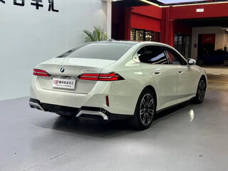 2024 BMW 5 серии Long 530Li xDrive VIII (G60/G61/G68), белый, 6600000 рублей, вид 5