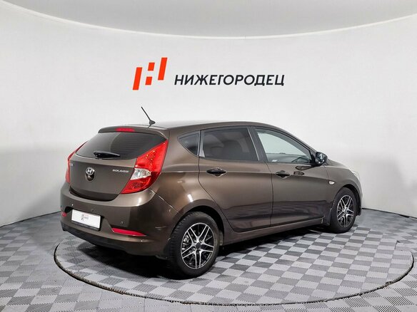 2015 Hyundai Solaris I Рестайлинг, коричневый, 899000 рублей - вид 5