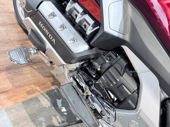2023 Honda GL 1800 Gold Wing, красный - вид 38