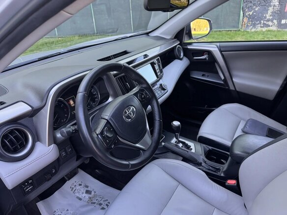 2017 Toyota RAV4 IV (XA40) Рестайлинг, серебристый, 2500000 рублей - вид 14