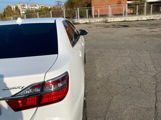2016 Toyota Camry VII (XV50) Рестайлинг, белый, 1890000 рублей, вид 3