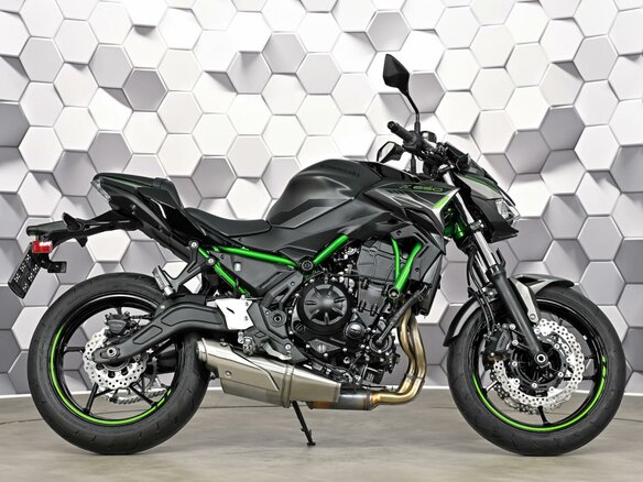 2025 Kawasaki Z 650, серый, 977000 рублей - вид 2