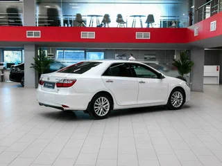 2015 Toyota Camry VII (XV50) Рестайлинг, белый, 1550000 рублей, вид 2