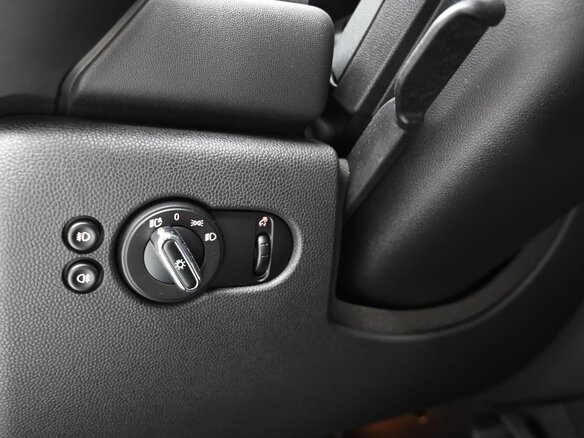 2023 Mini Hatch Cooper III (F55/F56) Рестайлинг 2, красный - вид 13