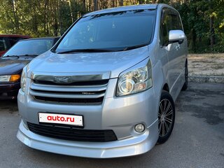 2010 Toyota Noah II (R70), серебристый, 1700000 рублей, вид 1