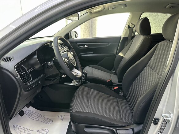 2018 Kia Rio IV, серебристый, 1465000 рублей - вид 12