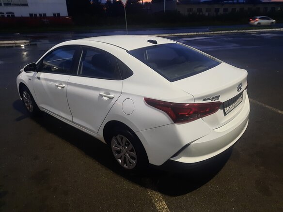 2021 Hyundai Solaris II Рестайлинг, белый, 1200000 рублей - вид 3