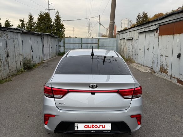 2020 Kia Rio IV, серый - вид 3