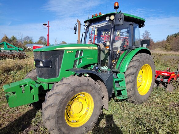 2021 John Deere 6000 Series, зелёный, 7000000 рублей - вид 1