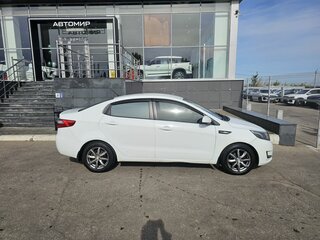 2013 Kia Rio III, белый, 690000 рублей, вид 4